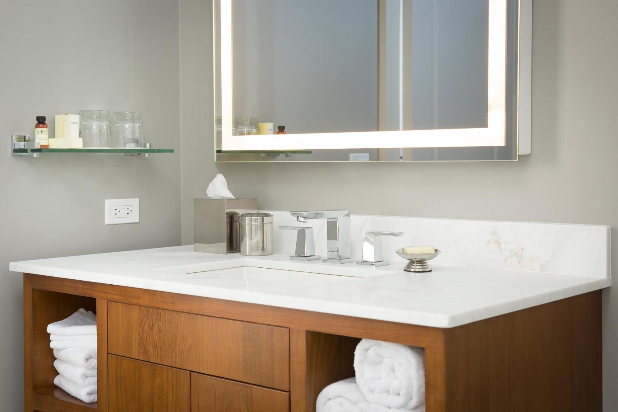 Hotel Zaza Houston Memorial City Room photo